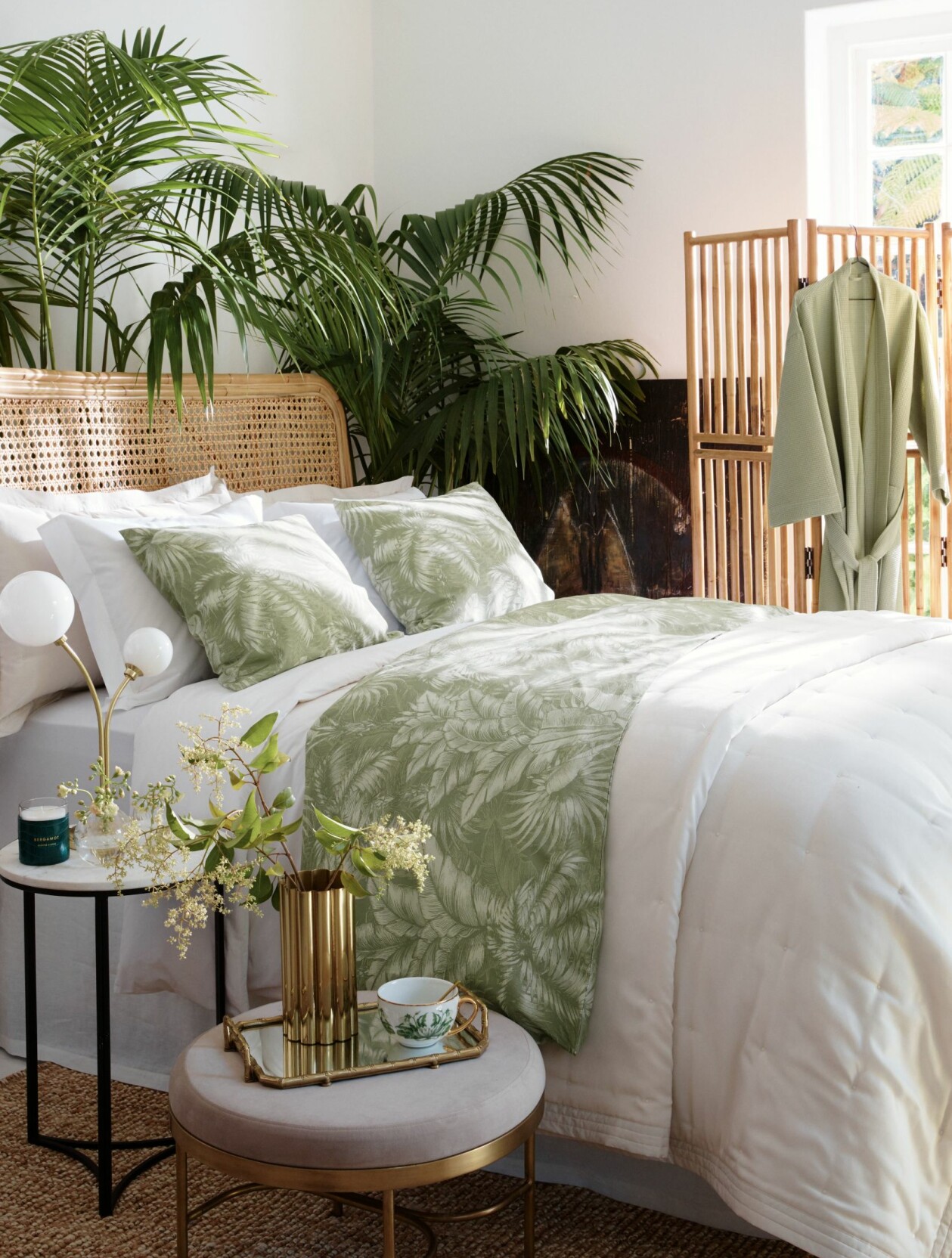 Sovrum med stora växter, naturmaterial och sängkläder med bladmotiv, från H&M Home