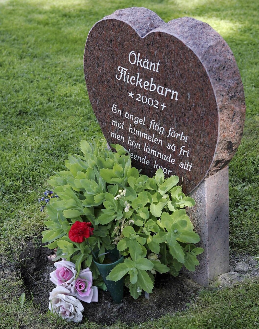 Hennes första timmar i livet blev de sista. Med tiden fick ”Okänt Flickebarn” en gravsten, men frågetecknen har aldrig rätats ut. Den okända flickans gravsten med blommor