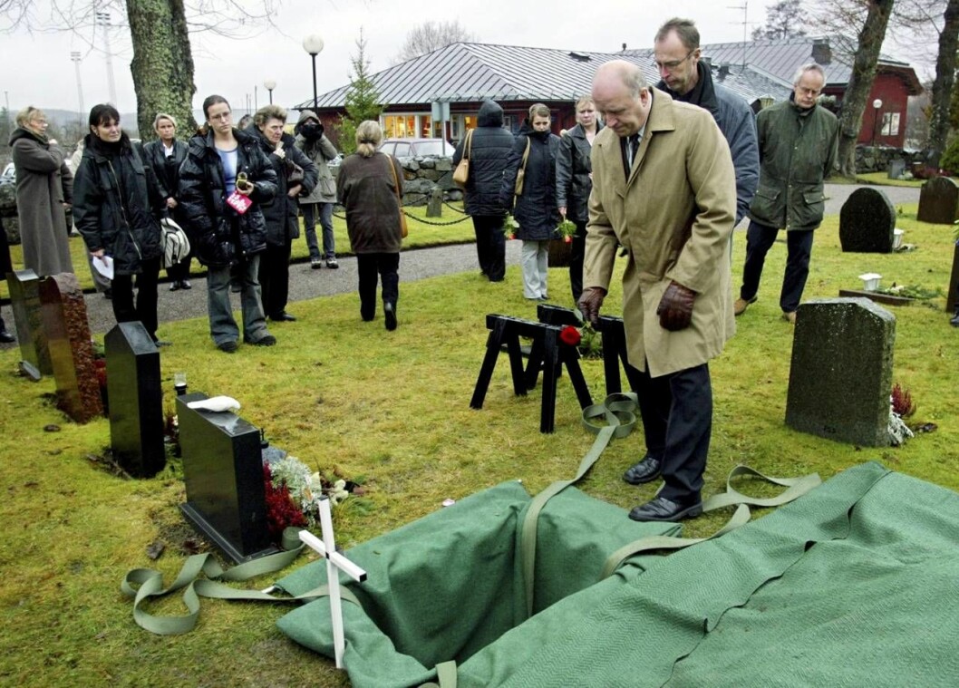 Sture Olovsson tar farväl av den okända lilla flickan, och släpper ner en ros på hennes kista. Begravningen i Kungsängens kyrka kunde inte hållas förrän i november 2003, närmare ett år efter mordet. Sture Olovsson tar farväl av den okända lilla flickan, och släpper ner en ros på hennes kista.