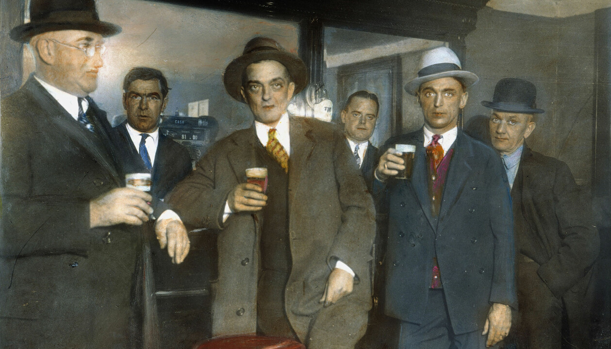 Alkohol var förbjudet men inne på lönnkrogar, speakeasy, festades det på insmugglad sprit. Click to add image caption Speakeasy, USA