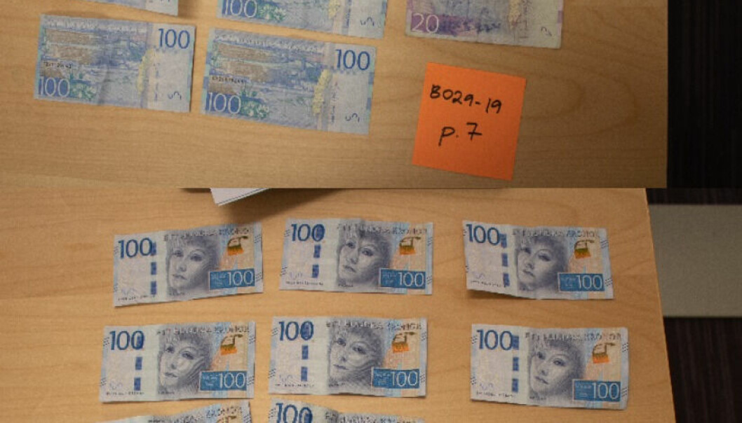 Konsulten hade runt 28 000 på fickan när han greps. Han dömdes senare, mot sitt nekande, för spioneri. Pengar från gripen spion