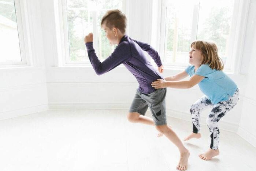 Barn som tränar tillsammans och springer