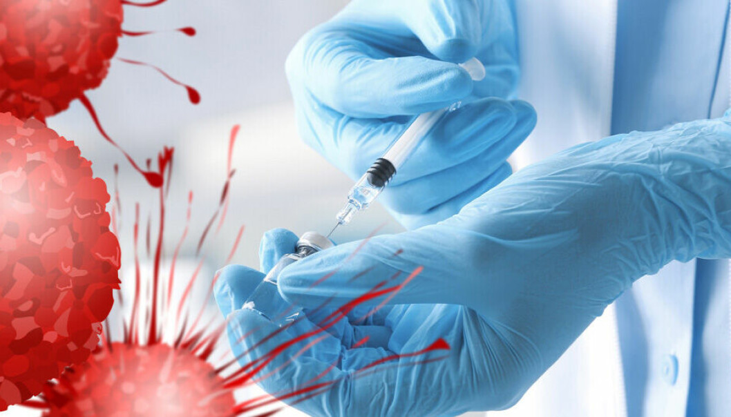 Händer med blåa handskar håller i spruta och liten glasflaska med genomskinlig vätska, till vänster röda virusbollar som exploderar.