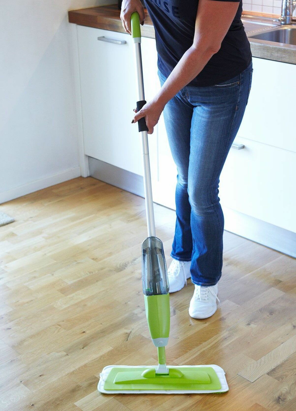 grön spraymopp att rengöra golven med hemma