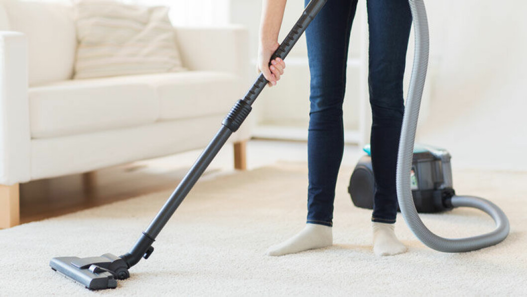 Att städa i vardagsrummet innebär lite mer än att dammsuga… Foto: Shutterstock Dammsuger i vardagsrummet