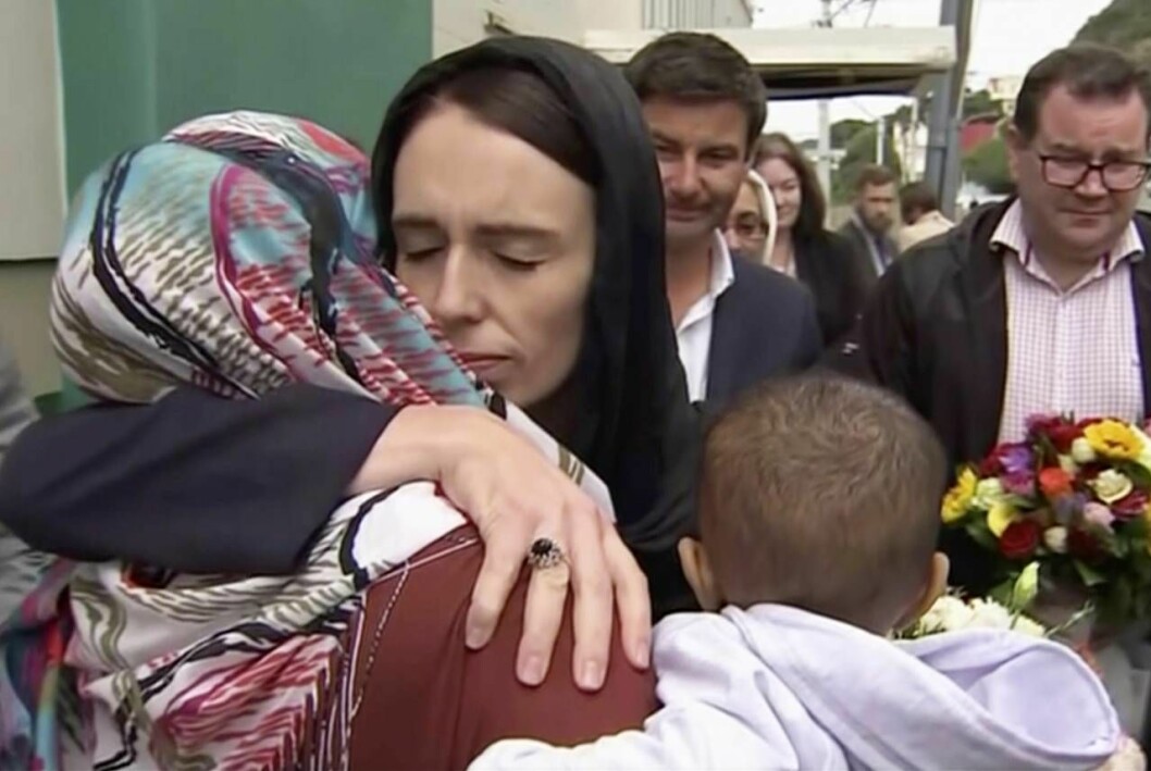 Jacinda Ardens uppriktiga medkänsla med de anhöriga till dådet i Christchurch har väckt beundran. Jacinda Arden kramar om en kvinna drabbad av dådet i Christchurch