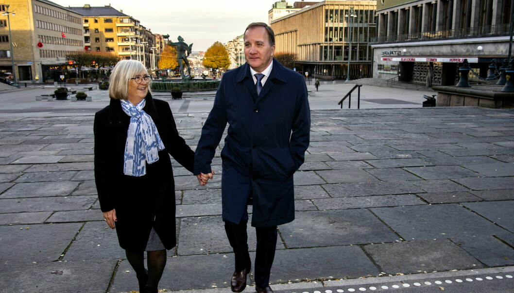 Ulla och Stefan Löfven går hand i hand intill statyn Poseidon i Göteborg.