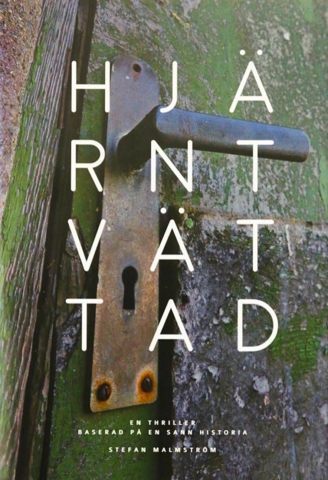 Stefans bok ”Hjärntvättad” är en thriller. <a href="https://apprl.com/al/4KOY/" target="_blank" rel="noopener">Läs mer och köp den här.</a> Boken ”Hjärntvättad” är en thriller delvis baserad på Stefans upplevelser.