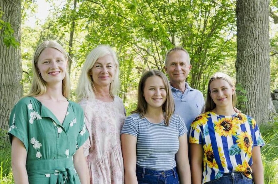 Familjen har stöttat Stefans bokprojekt om tiden i Scientologikyrkan helhjärtat! Fr v: Elsa, Hanna, Astrid, Stefan och Johanna. Stefan har haft sin familjs stöd under skrivandet.