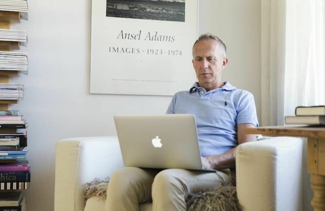 Här i fåtöljen i allrummet skrev Stefan nästan hela boken om Scientologikyrkan under drygt fyra års tid. Vid sidan om skrivandet har han också börjat föreläsa om destruktiva rörelser. Stefan skrev på sin bok i allrummet under drygt fyra år.