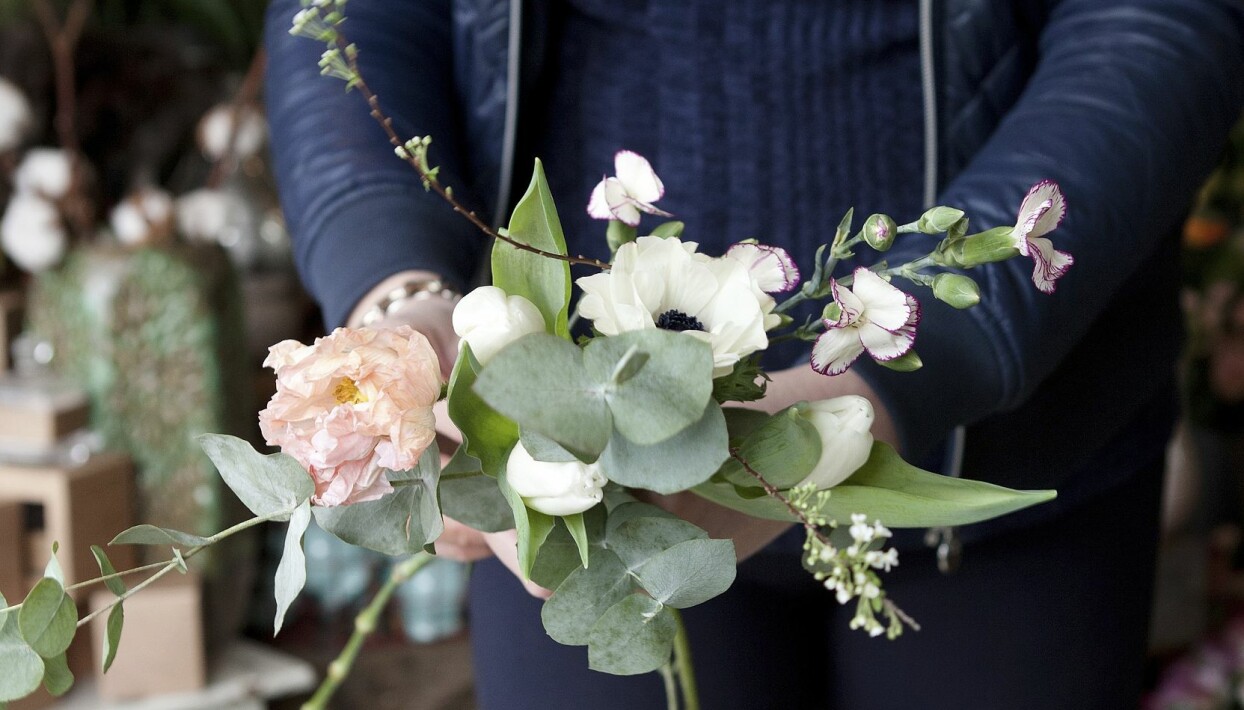 Foto: Therése A. Svensson Steg två i hur du binder en fin bukett är att variera mellan blommor och blad.