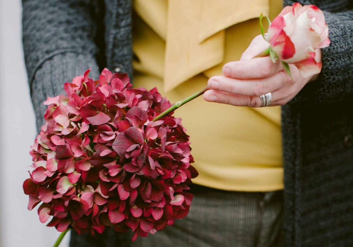 Stick ner blommor i hortensian om du vill göra den kompakta buketten. Komplettera med grönt, höstlöv och risp runt om. Stick ner blommor i din kompakta hortensia.