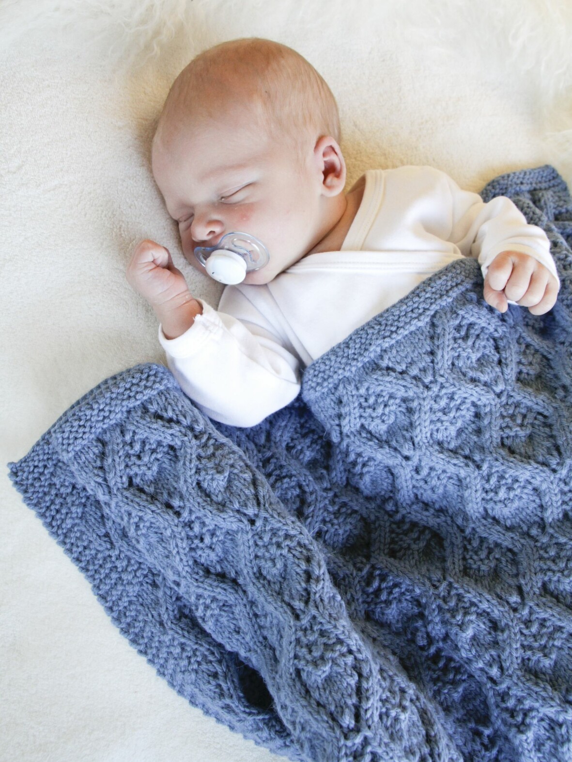 Den här söta babyfilten stickar du enkelt själv med hjälp av vår beskrivning. Sticka babyfilt. Gratis beskrivning.