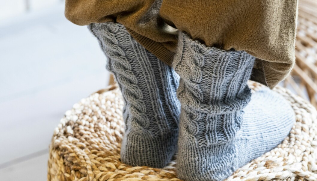 Sköna sockor stickade med dubbelt garn. Välj att sticka dem med två trådar i samma färg, eller få en fin effekt genom att välja två olika färger. Sköna sockor stickade med dubbelt garn. Välj att sticka dem med två trådar i samma färg, eller få en fin effekt genom att välja två olika färger.