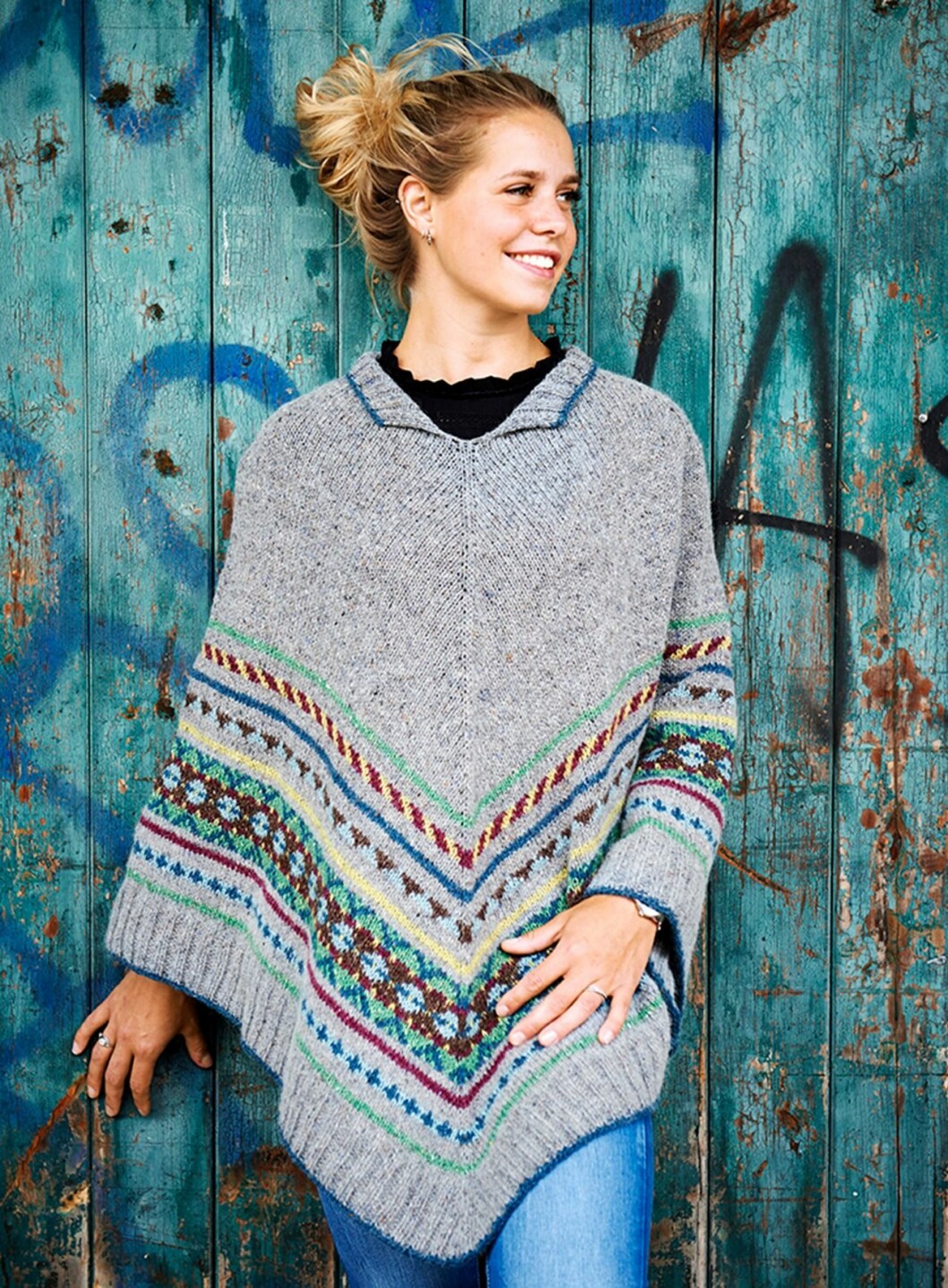 I den här snygga ponchon är du helt rätt klädd i höst och vinter. Stickad poncho med folkloristiskt mönster