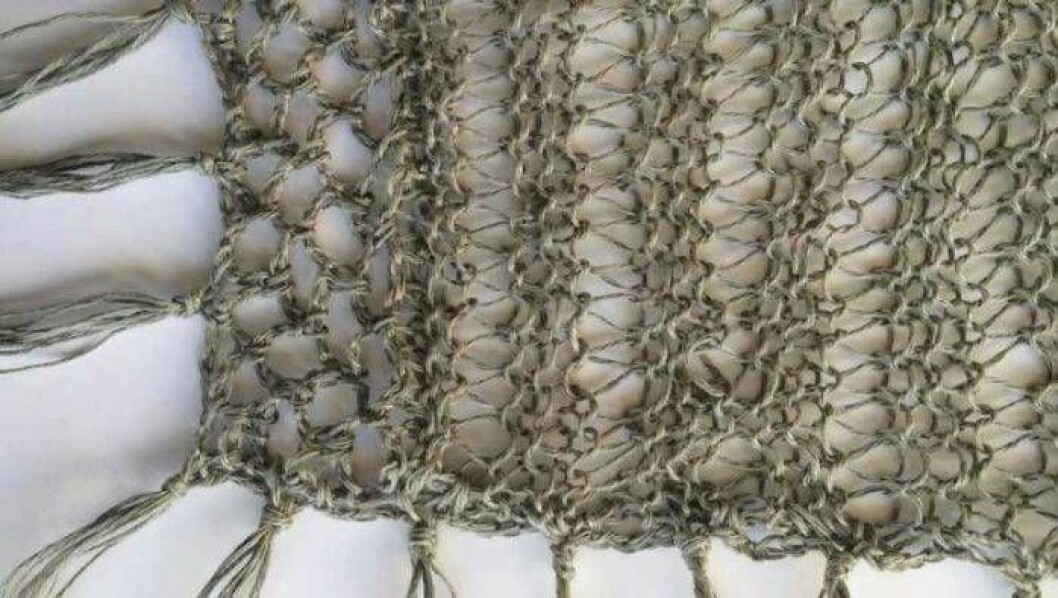 Detaljbild av stickad poncho