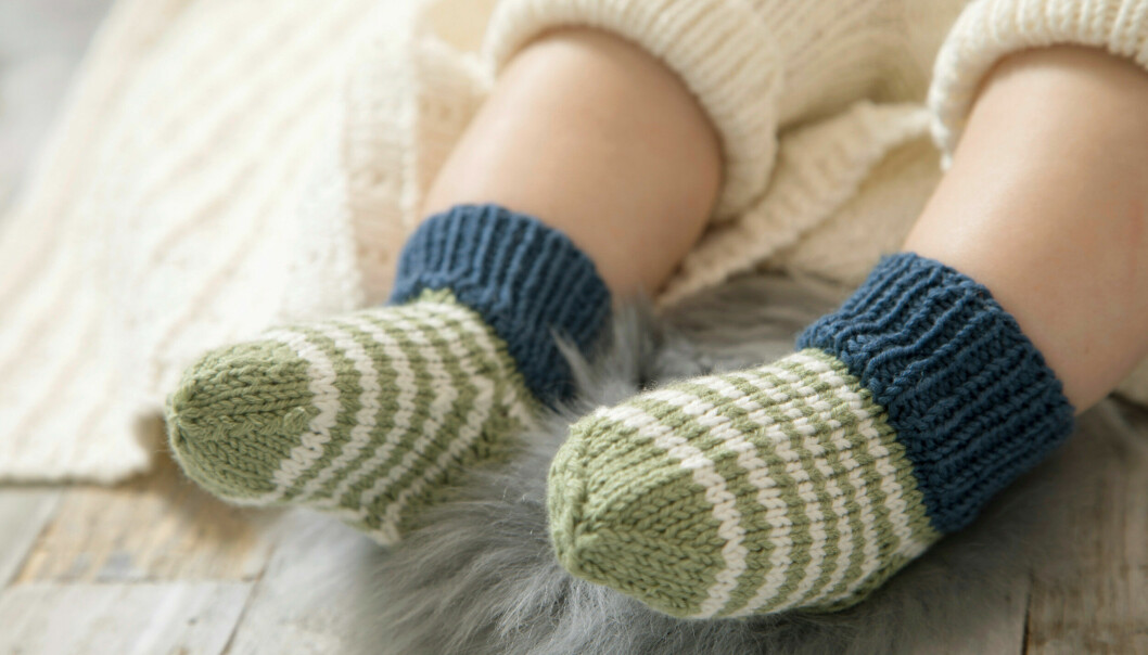 Stickade randiga babysockor