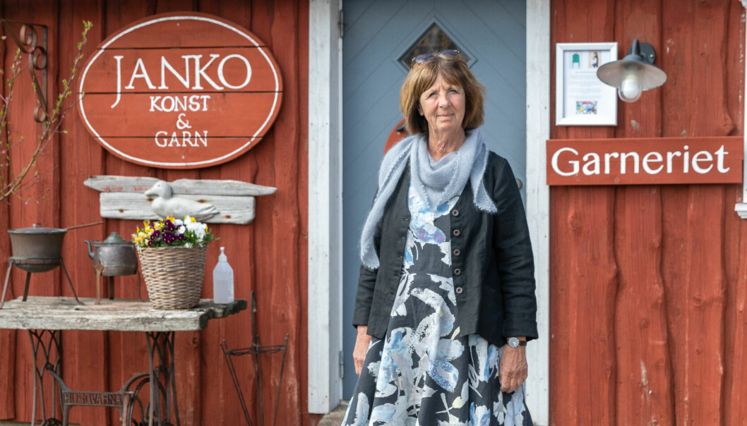 Hobbyn blev en heltidssyssla för garnälskaren Ewa Janko i Galtabäck. Efter sin pensionering kan hon helhjärtat ägna sig åt garnbutiken och stickcaféet. Ewa Janko framför sitt stickcafé.