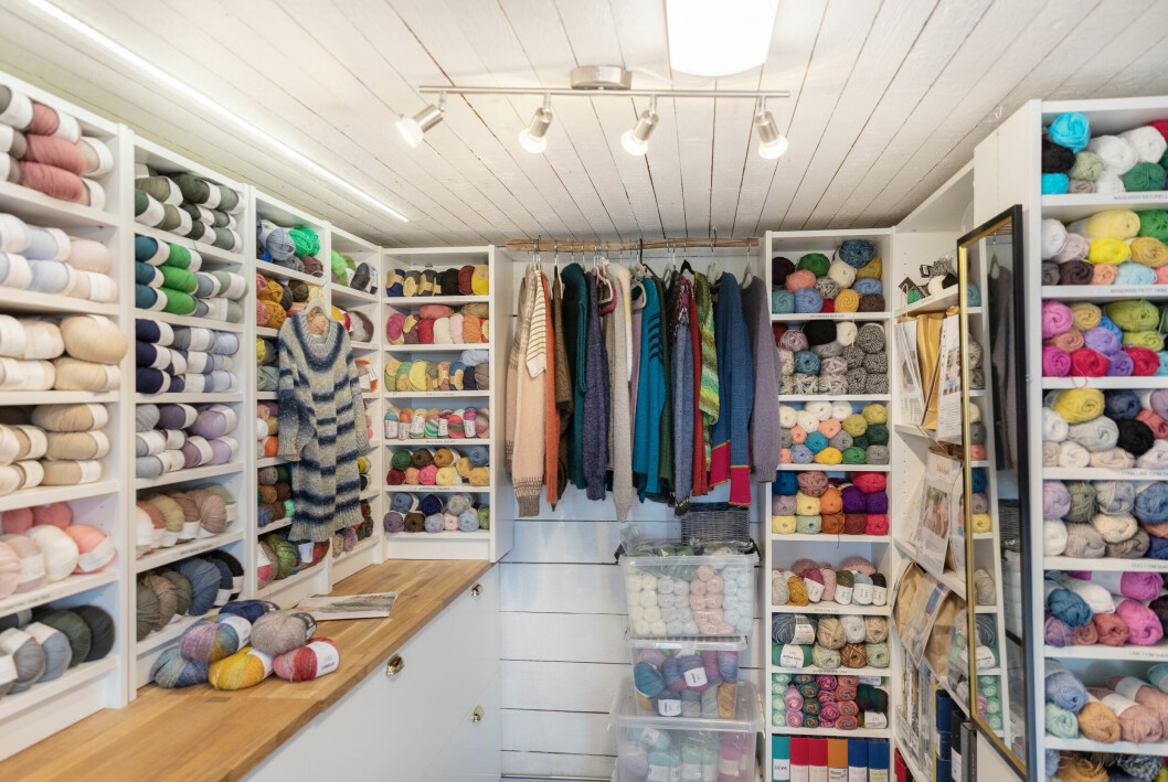 Stor garnbutik med massor av olika garnnystan och härvor.