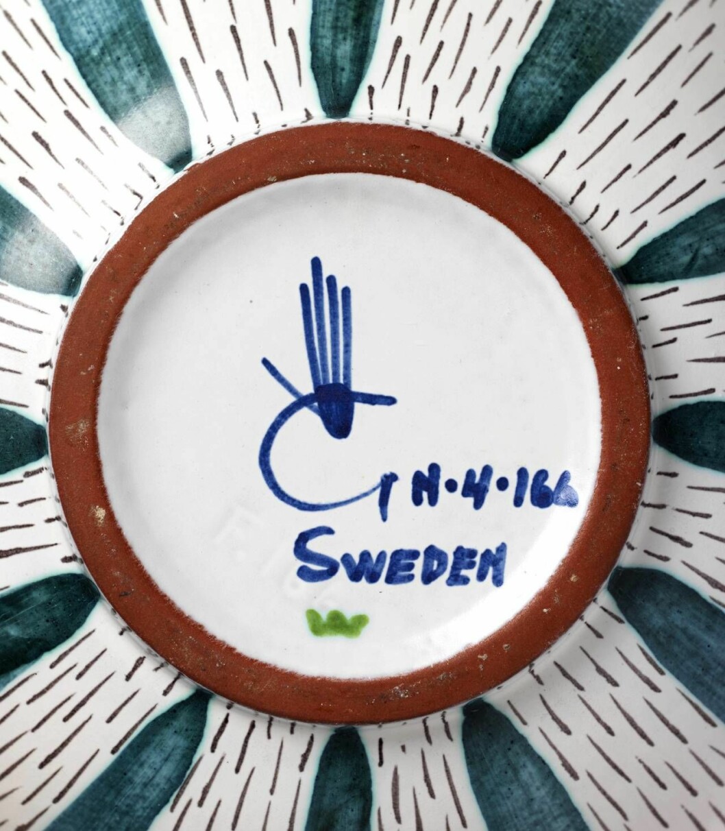 Godset som producerades vid Studion stämplades med en stiliserad hand för att visa att det rörde sig om konsthantverk. En brun hand för Wilhelm Kåge och en blå för Stig Lindberg. Om Lindberg själv hade målat dekoren markerades detta med Stig L. I annat fall var det målarens signatur som gällde, ofta i form av initialer. Stig Lindbergs och Gustavsbergs signatur på en produkt.