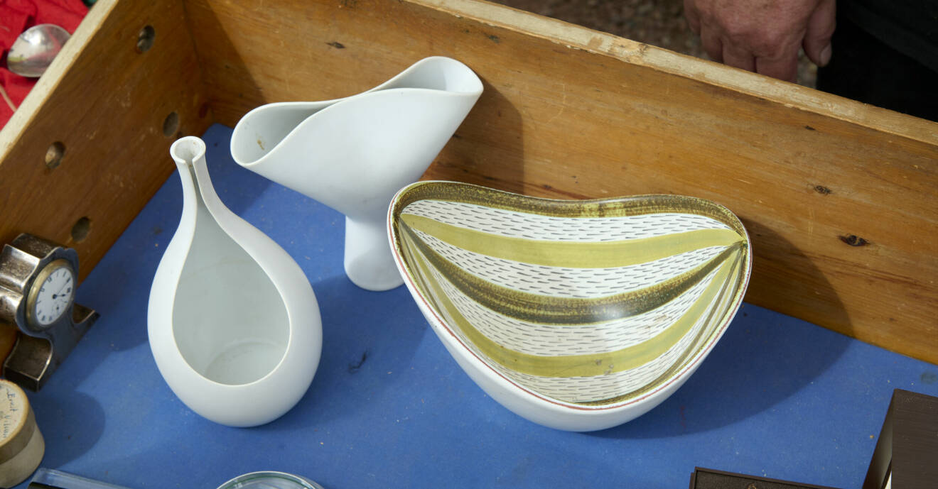 I en låda på auktionen finns keramik från Stig Lindberg: Vaserna ”Pungo” och ”Veckla” och ”Fajans”.