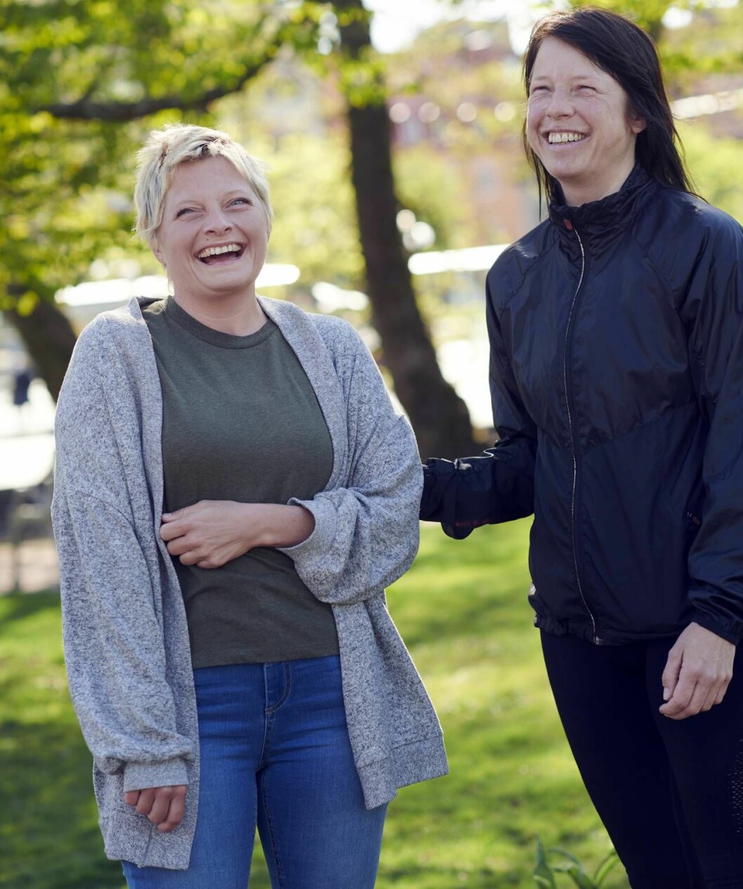 Systrarna har starka band till varandra, för Rebecka var det självklart att ställa upp och hjälpa Stina. Systrarna Rebecka och Stina kramar om varandra och ler stort