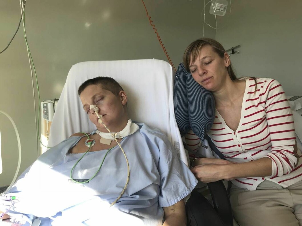 Rebecka åkte genast till Spanien för att stötta Stina på sjukhuset. Stina i sjukhussäng med systern Rebecka vid sin sida