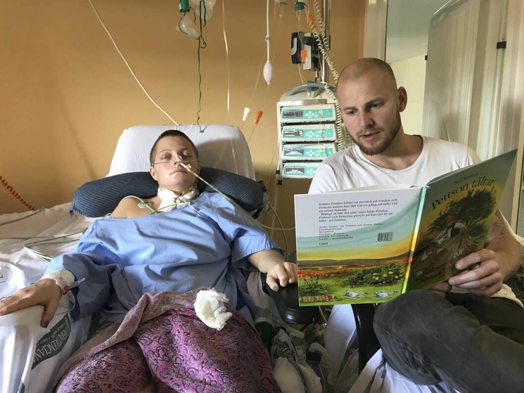 Stina på sjukhuset. Hennes tvillingbror Johan läser ur en sagobok för henne. Stinas tvillingbror Johan läser högt för henne under sjukhusvistelsen