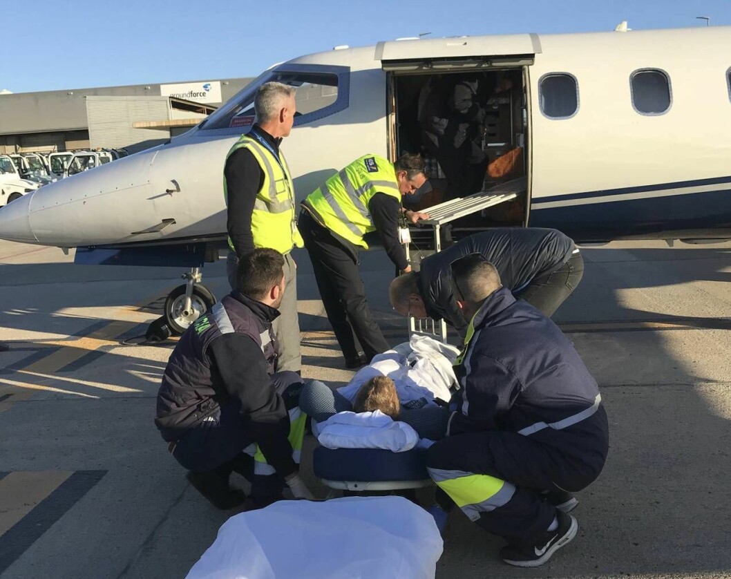 Efter en insamling på Facebook kunde Stina åka ambulansflyg hem. Stina lastas på ambulansflyget till Norge