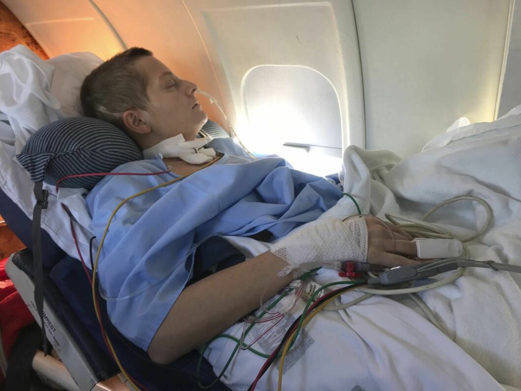 Tack vare generösa bidrag och sin familj kunde Stinas flygas hem. Stina ligger nerbäddad i en sjukhussäng under flygningen hem från Spanien.