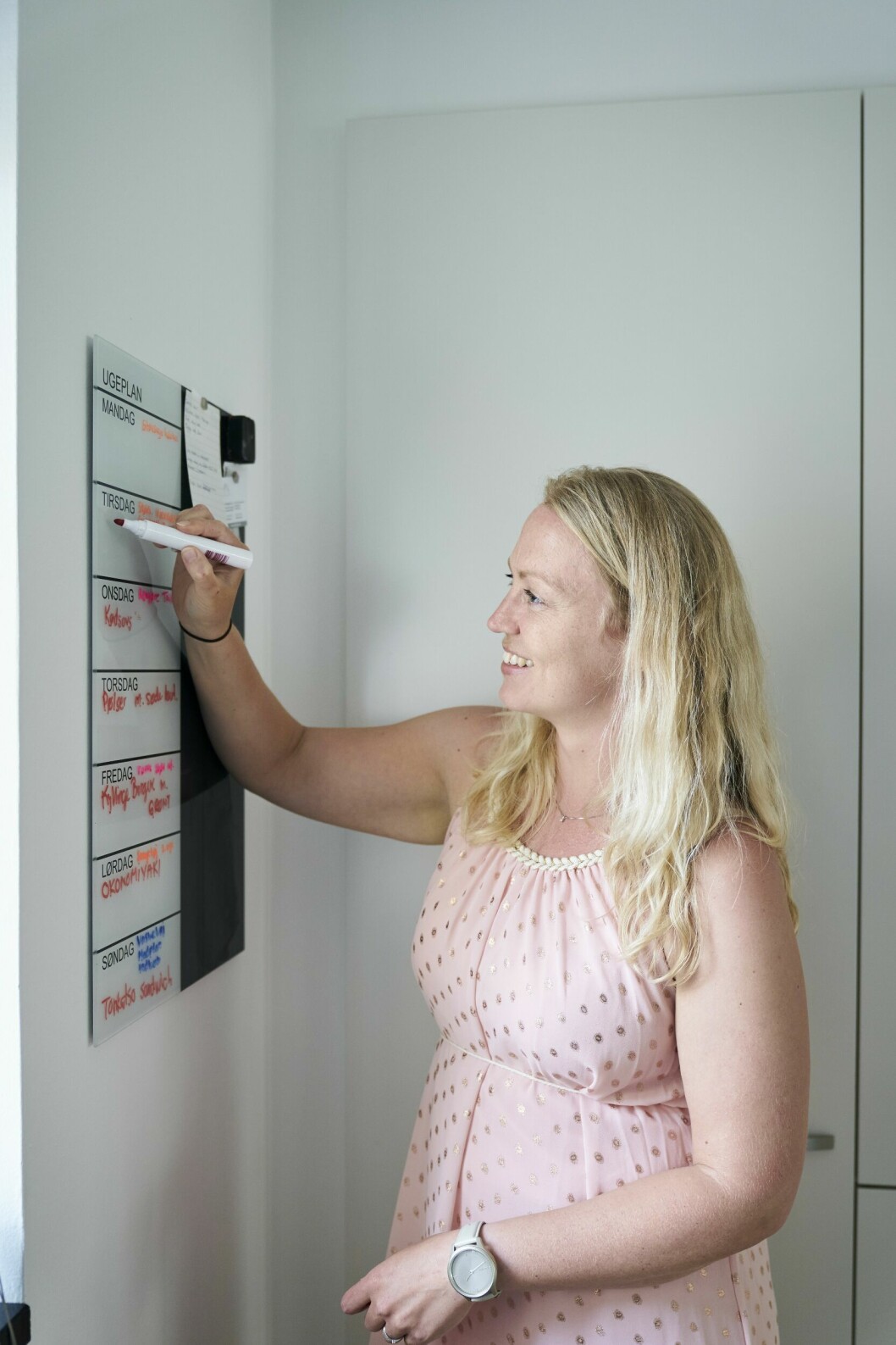 Stine behöver att saker och tings skrivs ner för att hon ska komma ihåg. Här är det veckans matsedel som noteras på tavlan. Stine skriver upp veckans meny, dag för dag, på en whiteboard.