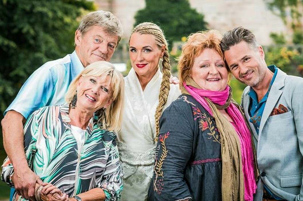 Bosse Parnevik, Ann- Louise Hanson, Regina Lund, Marianne Mörck och Peter Jöback i årets upplaga av ”Stjärnorna på slottet”. Foto: Mattias Ankrah/Svt Bosse Parnevik, Ann- Louise Hanson, Regina Lund, Marianne Mörck och Peter Jöback i årets upplaga av ”Stjärnorna på slottet”.
