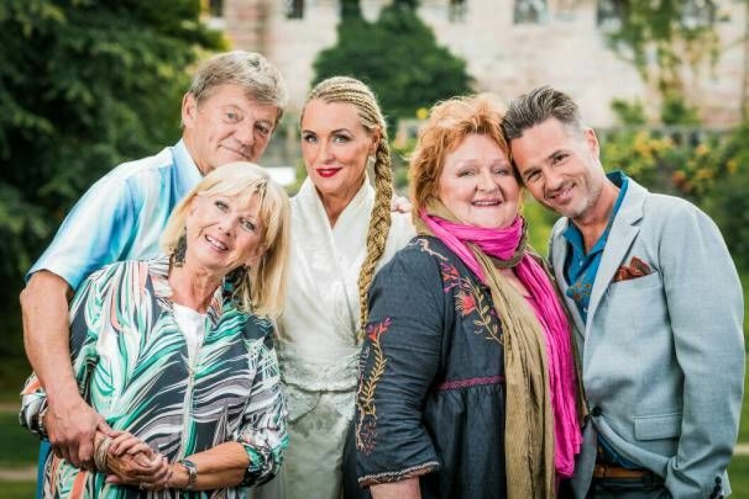 Bosse Parnevik, Ann-Louise Hanson, Regina Lund, Marianne Mörck och Peter Jöback. Foto: Mattias Ankrah /SVT Bosse Parnevik, Ann-Louise Hanson, Regina Lund, Marianne Mörck och Peter Jöback i Stjärnorna på slottet