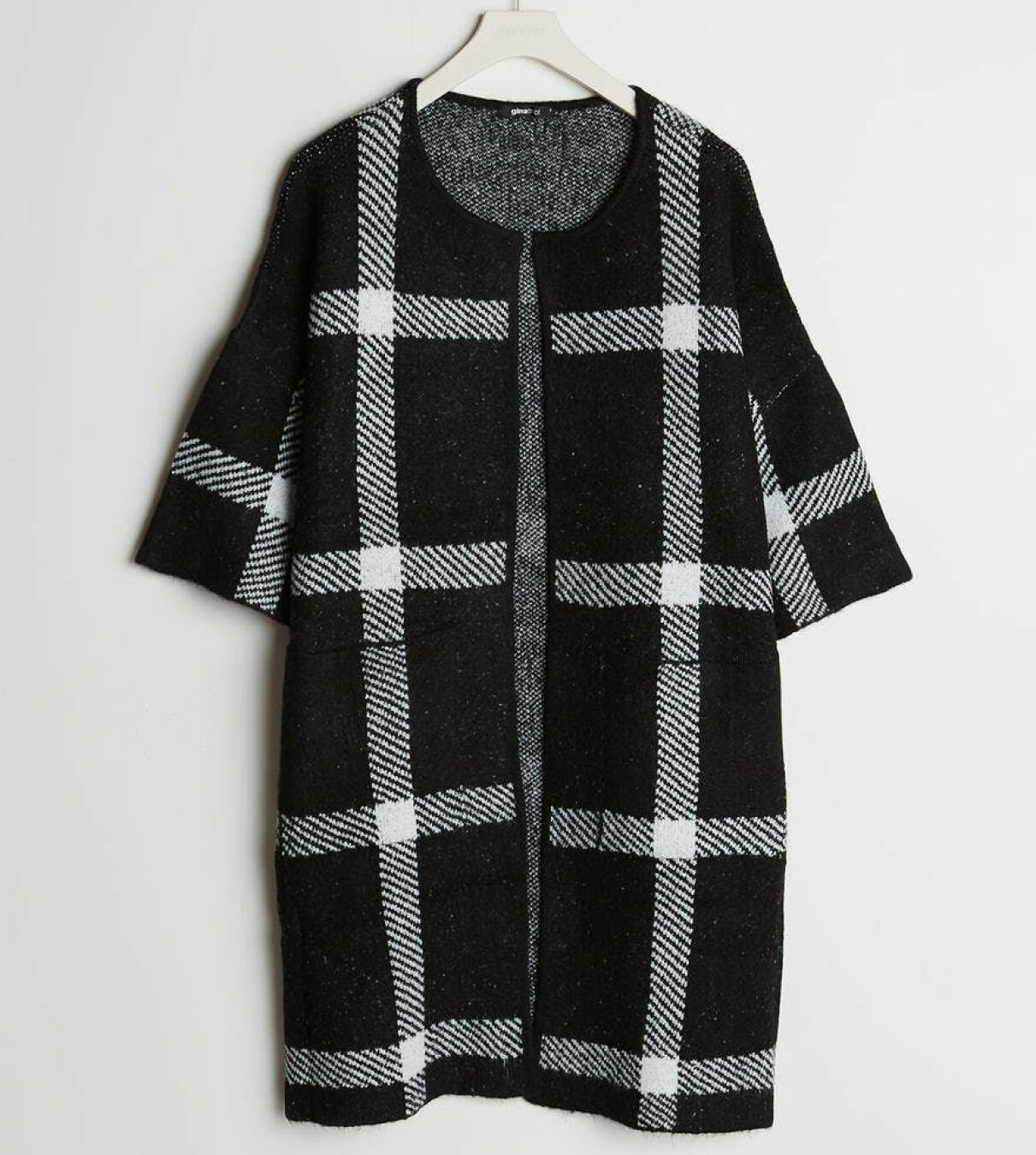 Storrutig stickad kappa från Gina Tricot