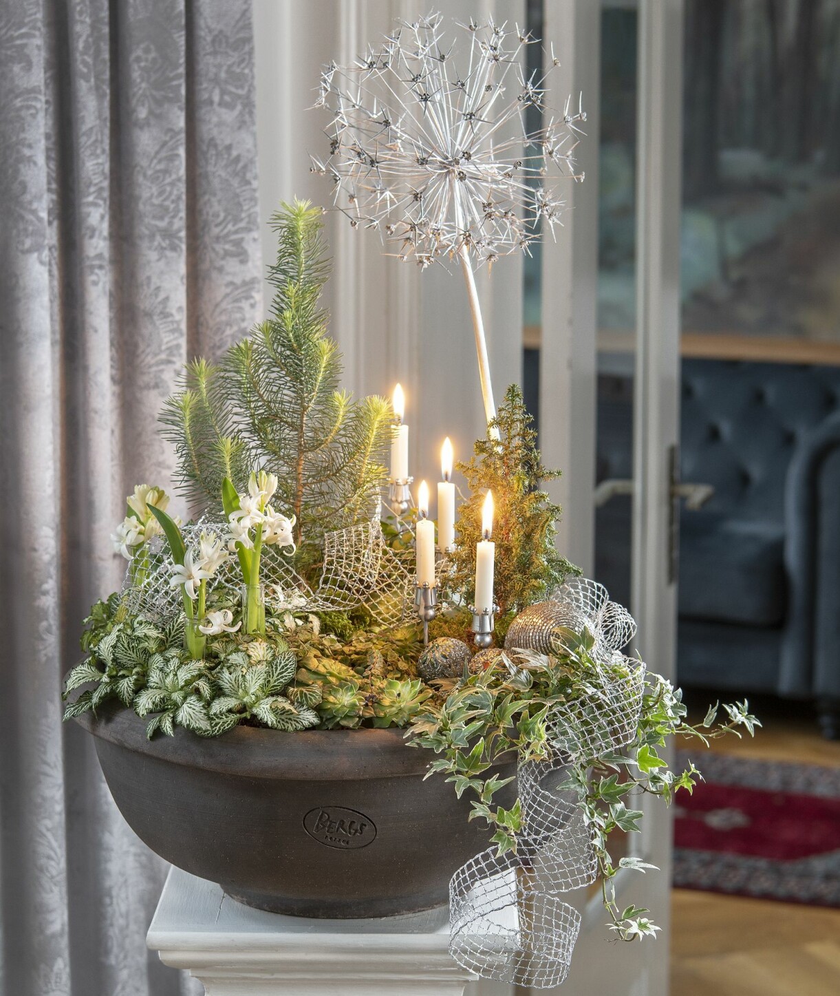 Stort blomsterarrangemang till nyår med små växter.