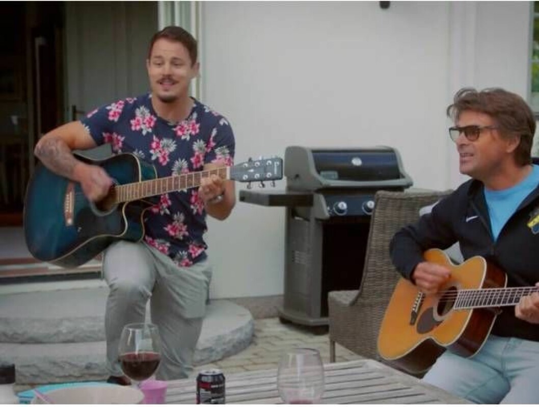 Simon Sköld och Niklas Strömstedt sjunger Ronan Keating för Camilla Läckberg och Jenny Strömstedt. Intet öga är torrt. Bild: TV4 Premiär för andra säsongen av Tillsammans med Strömstedt