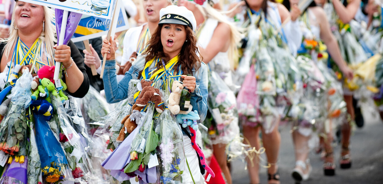 Såpbubblor, blomblad och solrosfrön passar perfekt vid utsläppet. Foto: Patric Söderström / TT Studenter går på led. Runt halsarna hänger stora mängder gosedjur, champagneflaskor och blommor inslagna i plast