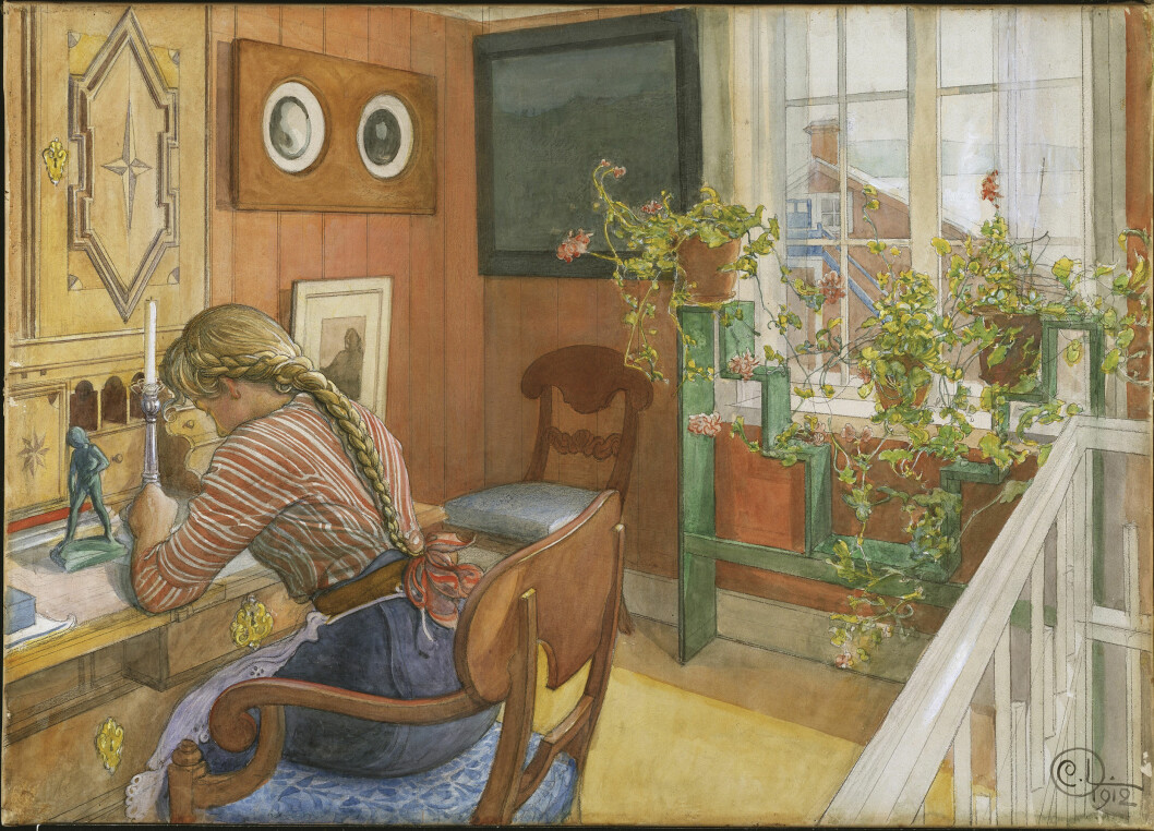 Trappa full av liv. Akvarellen <span class=" italic" data-lab-italic_desktop="italic">Brevskrivning</span> av Carl Larsson är daterad 1912 och visar en ung flicka som sitter och skriver vid Karin Larssons skrivbord. Framför fönstret står en grönmålad blomstertrappa som är formgiven av Karin.
