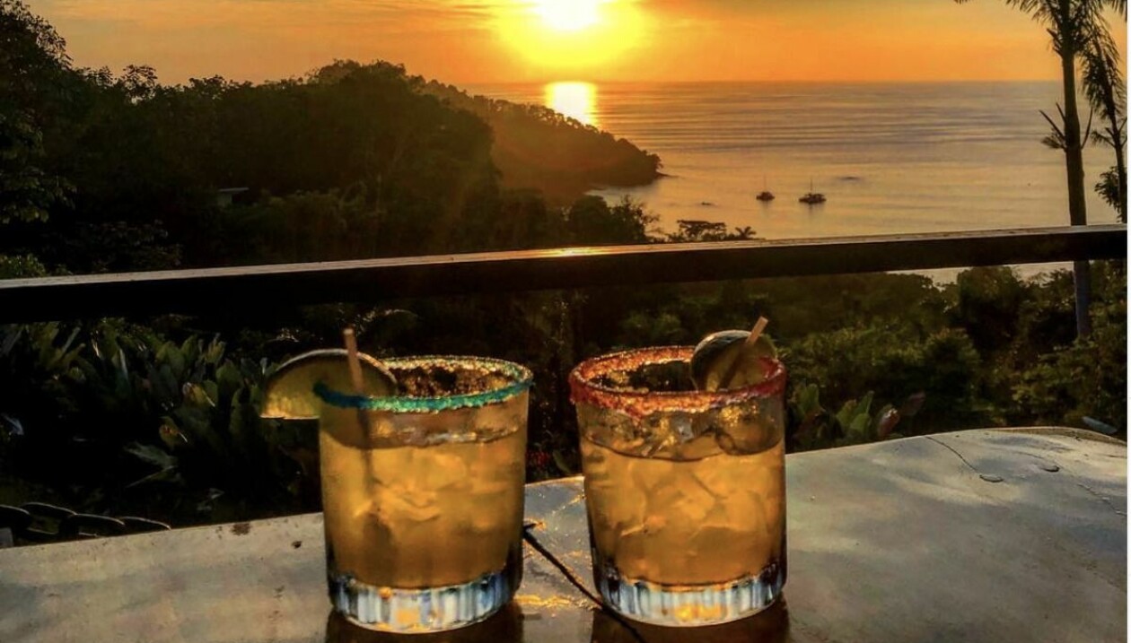 Trots en misslyckad start på resan blev vistelsen i Costa Rica kanon, mycket tack vare solnedgångarna från terassen.