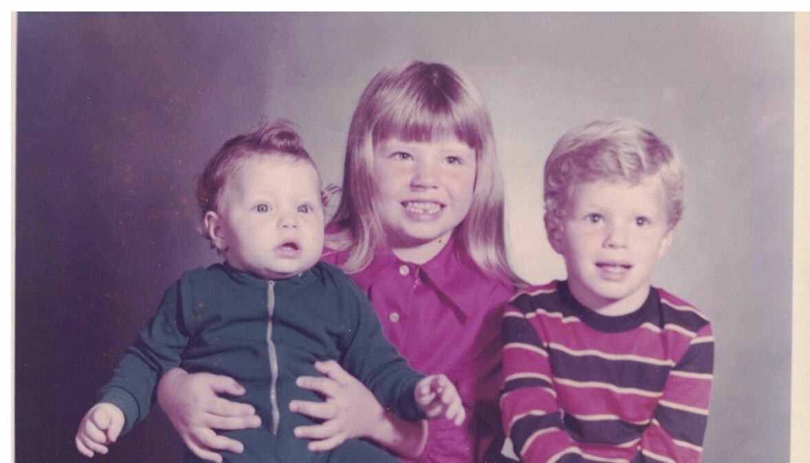 Susan med sina bröder Larry och Rick. Susan som liten flicka, med en baby i knät och en liten pojke, mindre än hon själv, på sin andra sida.