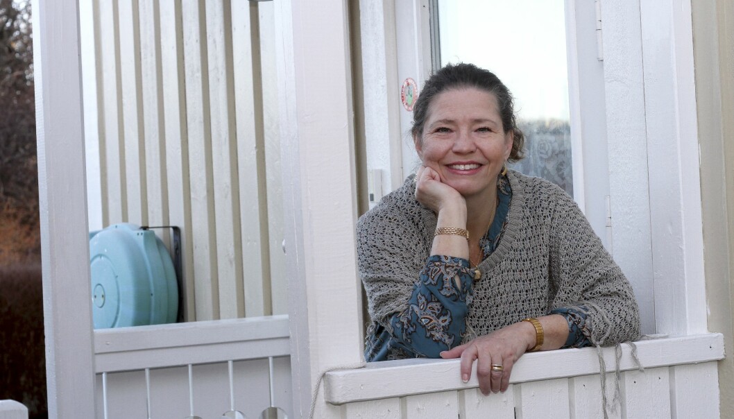 Susans mamma var från Kanada och hennes pappa amerikan. Att hon själv hamnade i Sverige var på grund av kärleken. Susan står glatt leende på förstukvisten till ett vitt trähus.