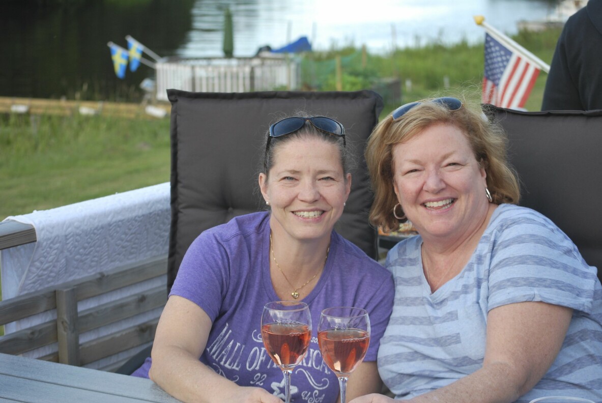 Idag har Susan och Michele tät kontakt, även om de inte kan ses så ofta som de skulle vilja. Susan och Michele sitter utomhus, tätt ihop, i en trädgårdssoffa, med amerikansk flagga i bakgrunden.