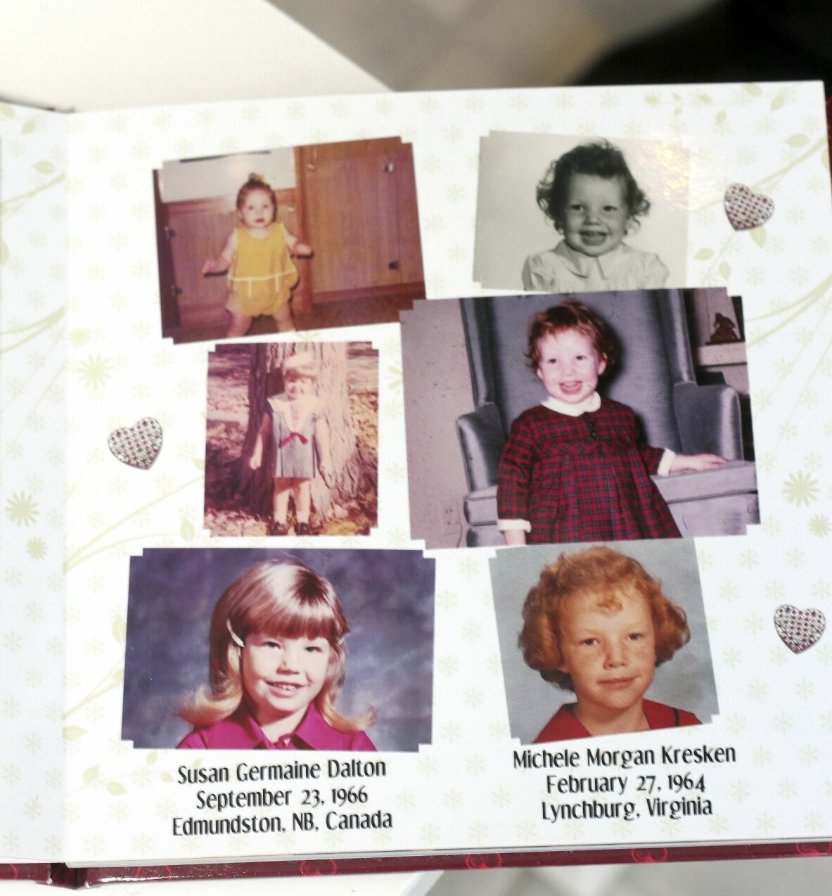 Bilder av Susan och Michele som barn har klistrats in sida vid sida i minnesboken. Susan till vänster och Michele till höger. En sida i ett album där Susan och Michele klistrat in bilder på sig som barn, bredvid varandra.