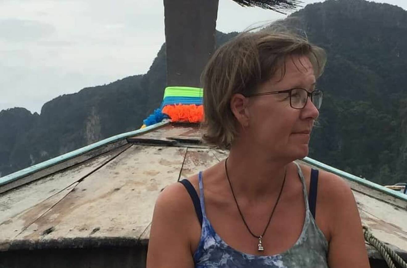 Susanne Bohlin på en båt i Thailand – dit hon flydde efter hoten i Sverige.