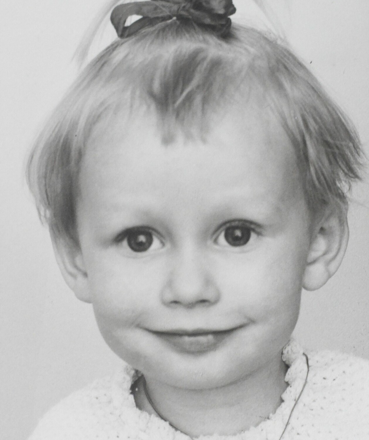 Susanne som barn, en liten flicka som tidigt tog hand om sin missbrukande mamma. Susanne hade en fruktansvärd barndom
