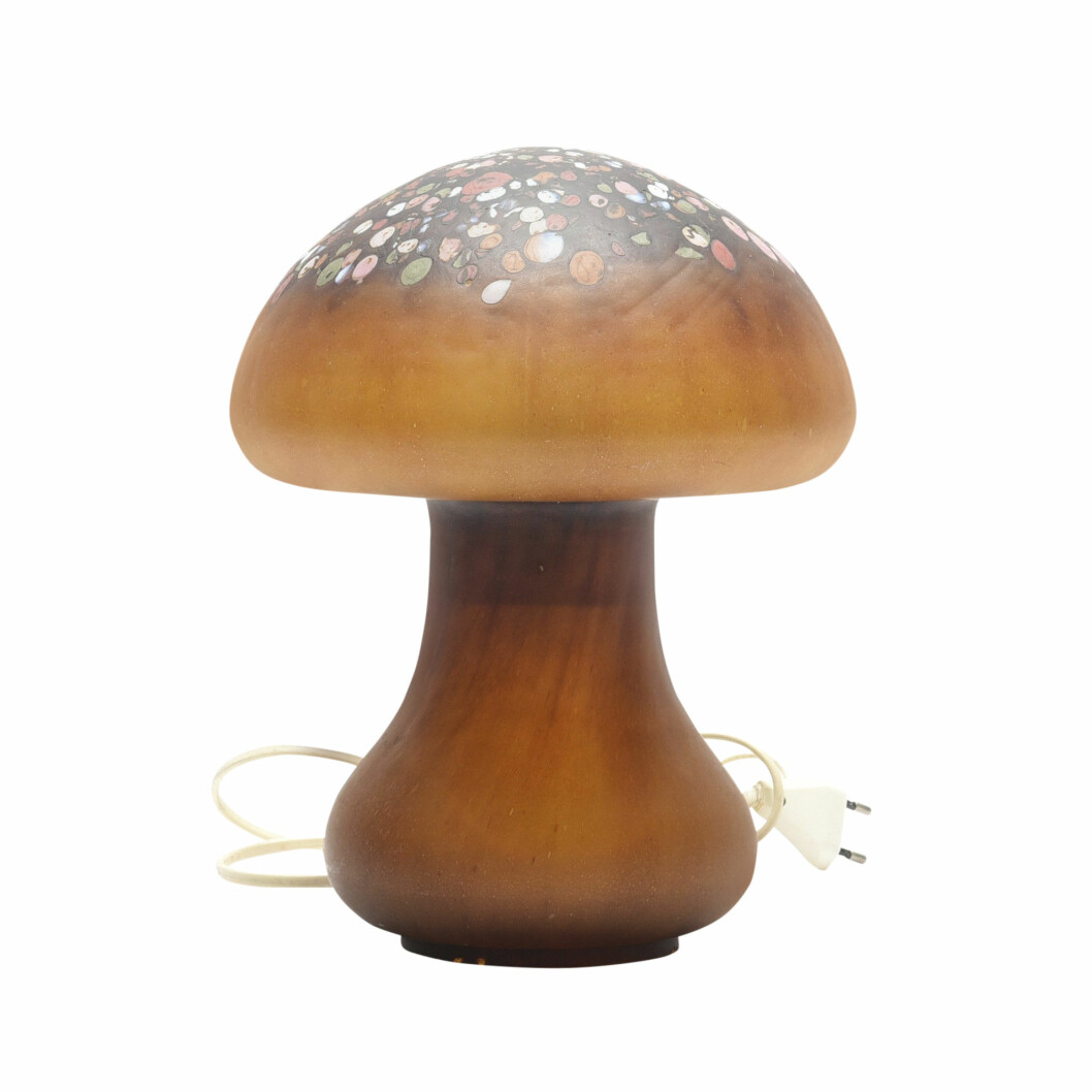 En brun lampa i form av en svamp.
