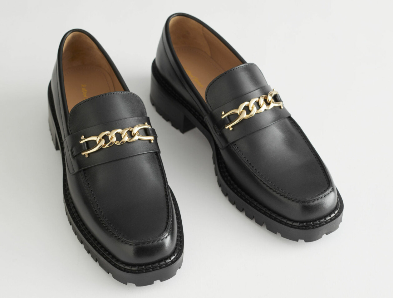 Svart loafers med guldkedjor, från & Other Stories.