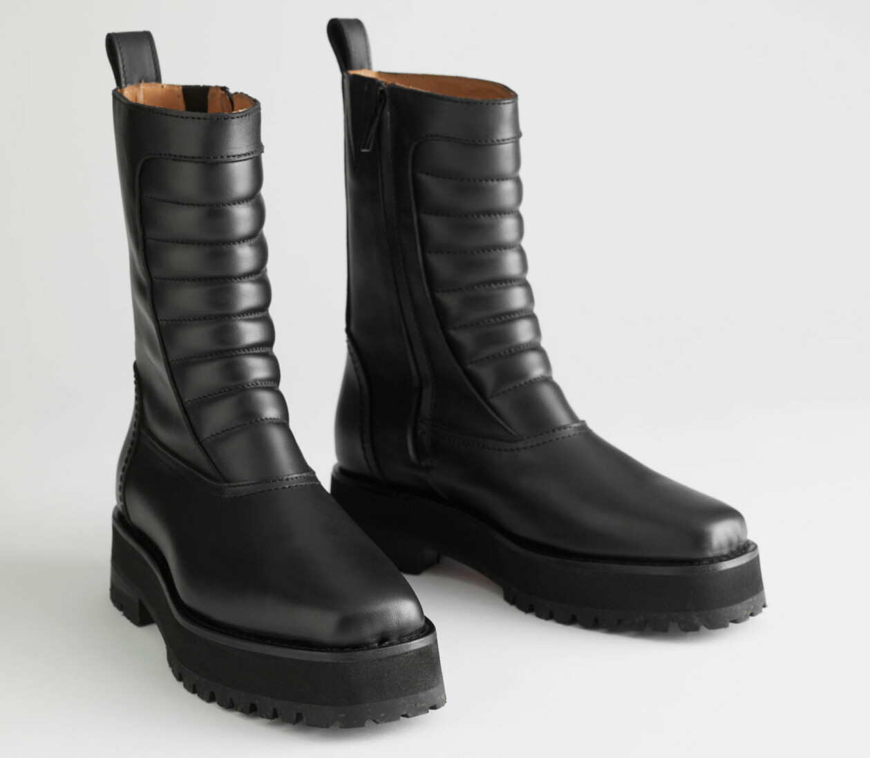 Svarta bikerboots i skinn från & Other Stories.