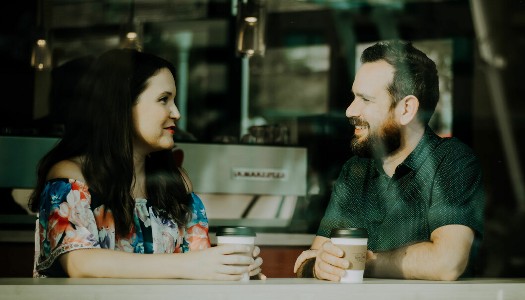 En man och en kvinna som dricker en kopp kaffe ihop.