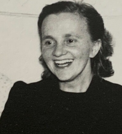 Det var ett under att Krystyna överlevde och hamnade i Sverige. Foto: privat Svartvitt foto på glad Krystyna.